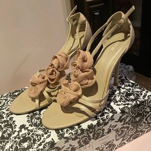 Women’s Apt 9 nude heels with chiffon rosettes perfect wedding / event shoes sz7
